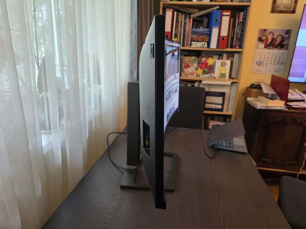 Philips 40B1U6903CH: Ултраширок монитор, който трансформира работната среда