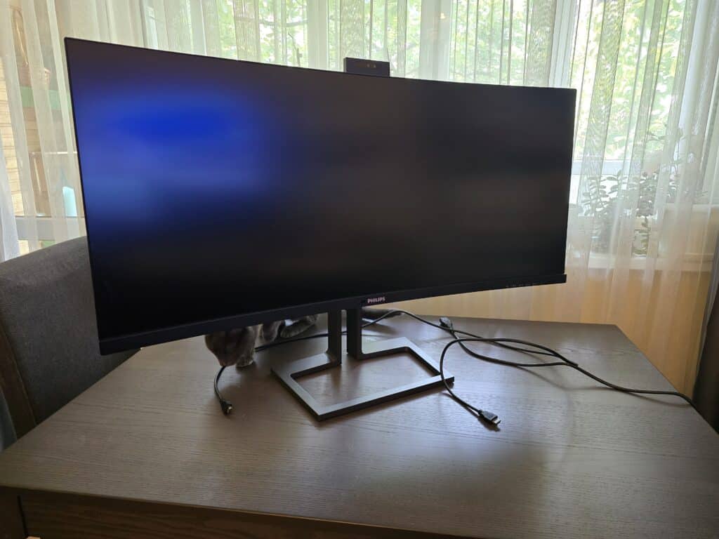 Philips 40B1U6903CH: Ултраширок монитор, който трансформира работната среда