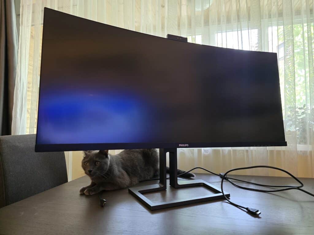 Philips 40B1U6903CH: Ултраширок монитор, който трансформира работната среда