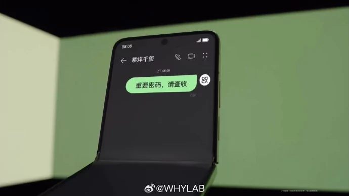 Huawei показа сгъваемия смартфон Nova Flip с квадратен екран