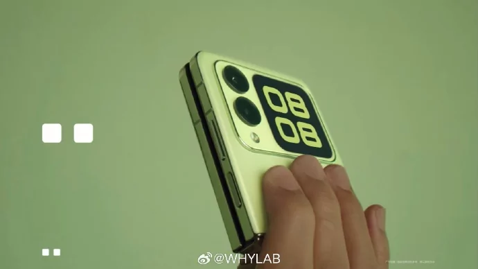 Huawei показа сгъваемия смартфон Nova Flip с квадратен екран