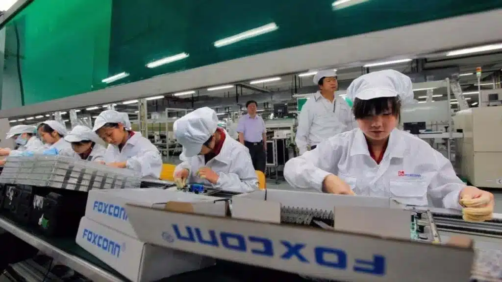 Foxconn наема още работници, за да помогне на Apple да пусне iPhone 16