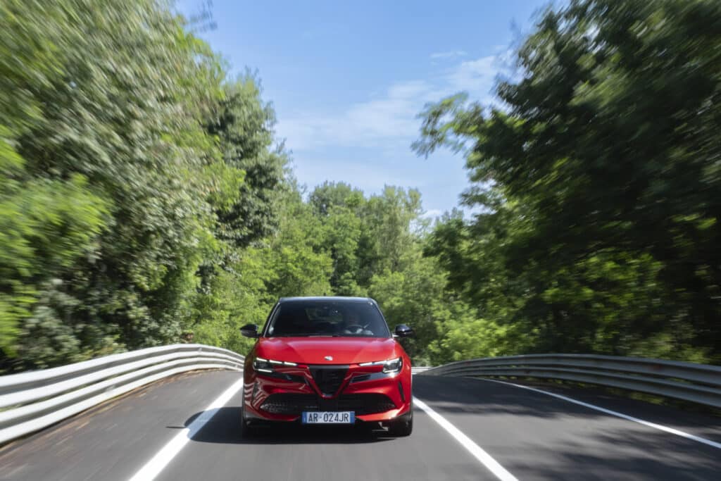 Италианският инженерен екип на Alfa Romeo разкрива тайните на динамиката на шофиране на новия Junior Veloce 280