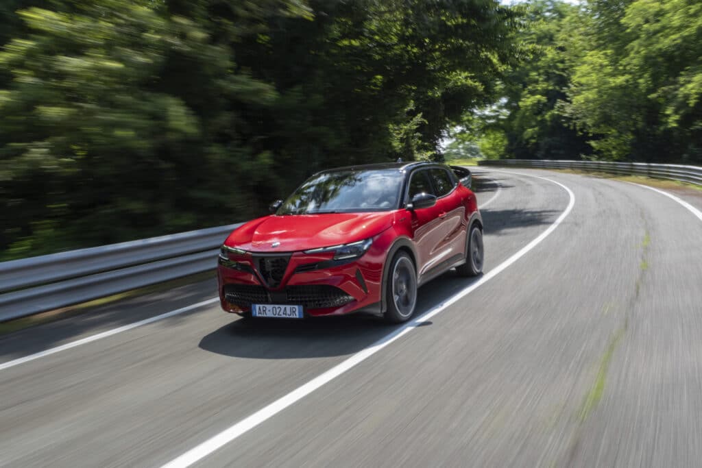 Италианският инженерен екип на Alfa Romeo разкрива тайните на динамиката на шофиране на новия Junior Veloce 280