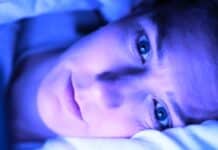 Синята светлина от екраните на смартфоните има вредно въздействие върху кожата, установиха учени