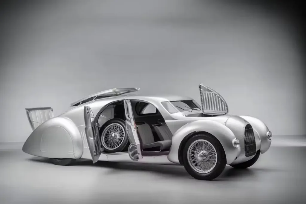 На Audi му бяха необходими 90 години, за да създаде този суперседан с V16 двигател