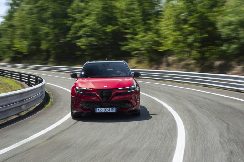 Италианският инженерен екип на Alfa Romeo разкрива тайните на динамиката на шофиране на новия Junior Veloce 280