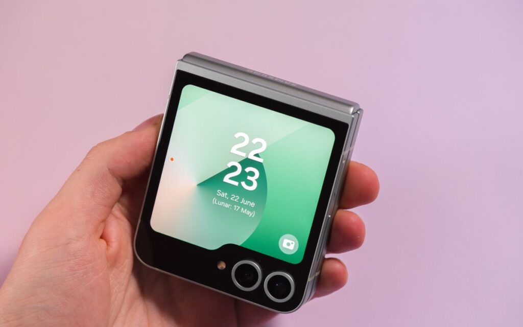 Samsung Galaxy Z Flip6: Сгъваемият шедьовър, носещ стил и функционалност, има нова версия
