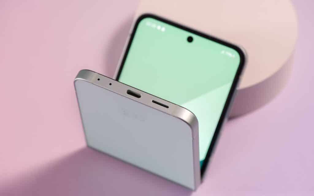 Samsung Galaxy Z Flip6: Сгъваемият шедьовър, носещ стил и функционалност, има нова версия