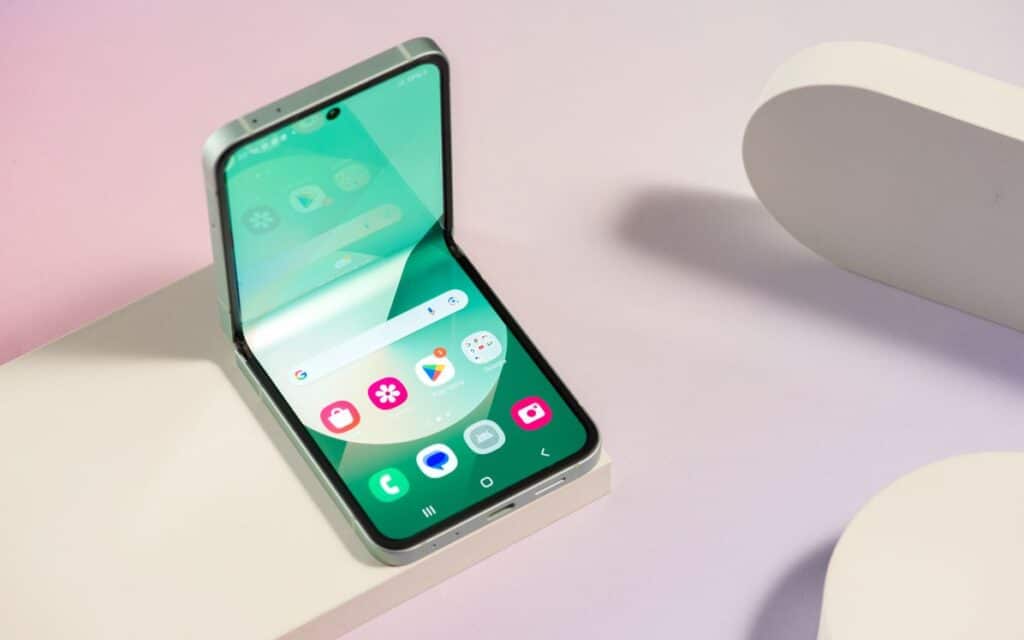 Samsung Galaxy Z Flip6: Сгъваемият шедьовър, носещ стил и функционалност, има нова версия