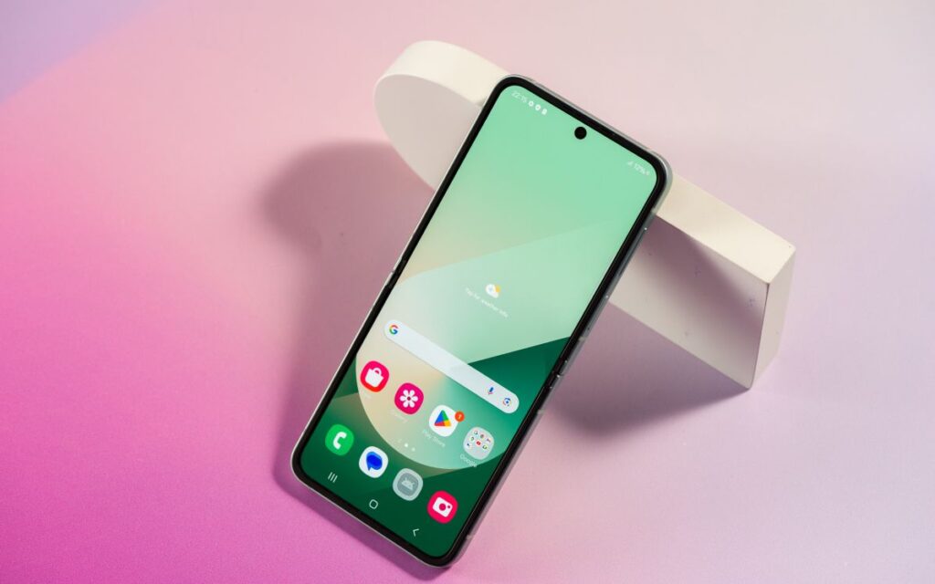 Samsung Galaxy Z Flip6: Сгъваемият шедьовър, носещ стил и функционалност, има нова версия