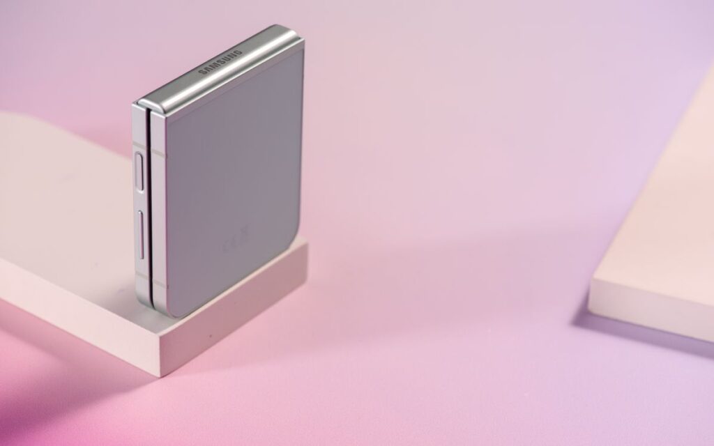 Samsung Galaxy Z Flip6: Сгъваемият шедьовър, носещ стил и функционалност, има нова версия
