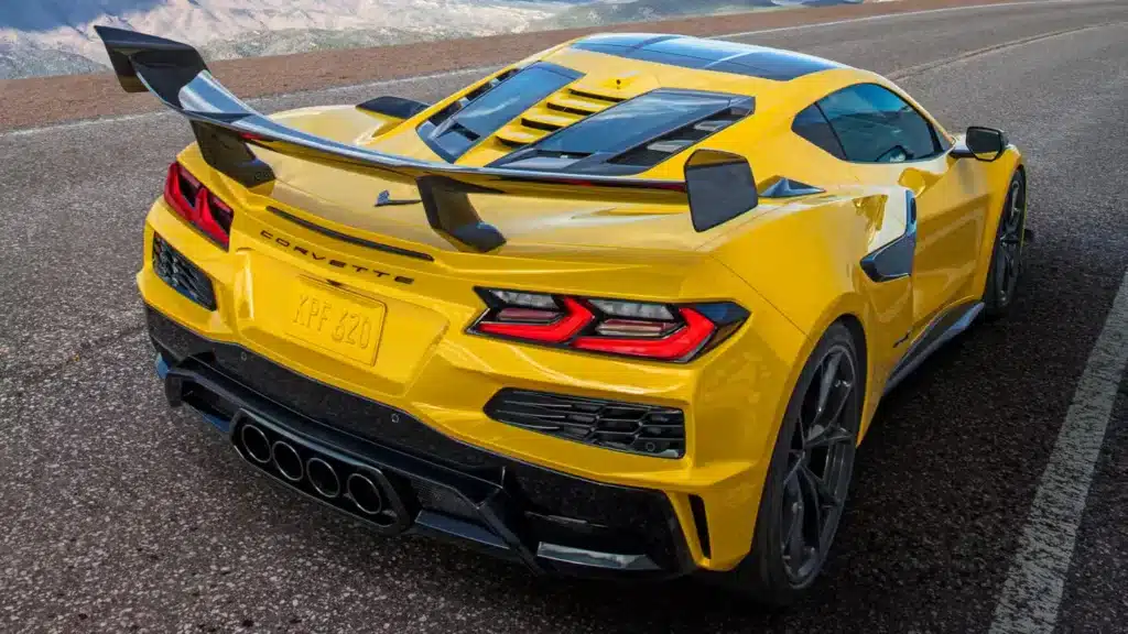 Новият Chevrolet Corvette ZR1 идва със 793 kW (1064 к.с.) атомна бомба на квартална свада с винкели