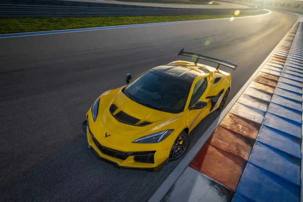 Новият Chevrolet Corvette ZR1 идва със 793 kW (1064 к.с.) атомна бомба на квартална свада с винкели