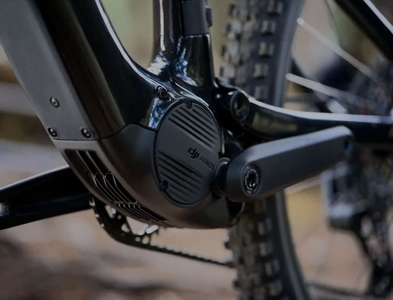 DJI неочаквано представи луксозния планински електрически велосипед Amflow PL с пробег от 157 км