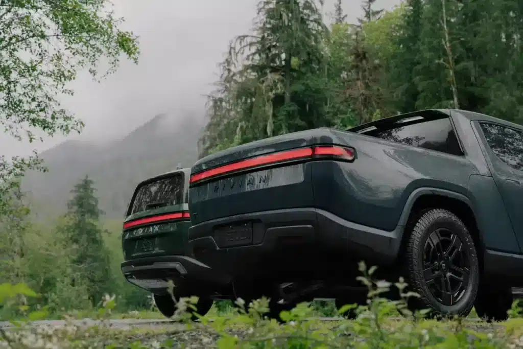 Rivian R1T срещу Tesla Cybertruck: Битката на причудливите електрически пикапи