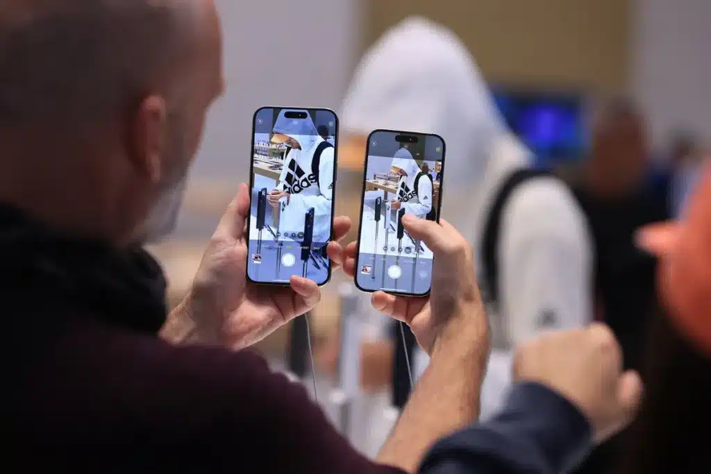 „Ако искате нещо по-шикозно от стандартния iPhone“, iPhone 17 Air ще заеме своето място между iPhone 17 и iPhone 17 Pro, според Марк Гурман