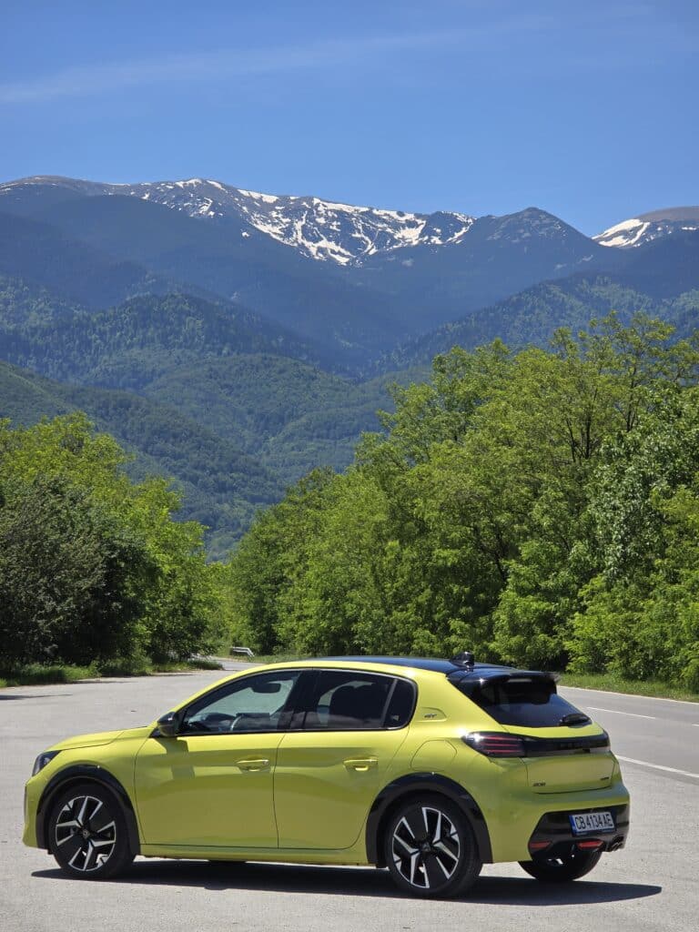 Peugeot 208 Hybrid (2024): Всичко, което трябва да знаете за този компактен инженерен шедьовър