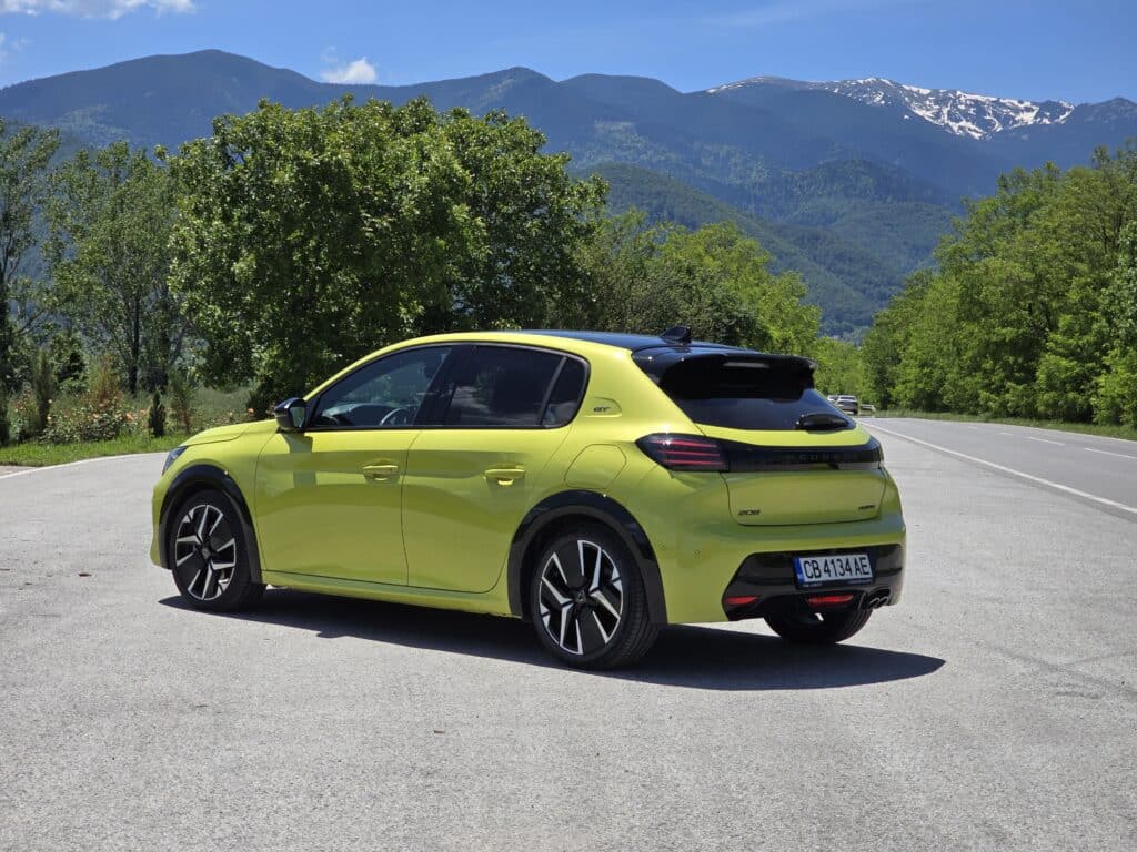 Peugeot 208 Hybrid (2024): Всичко, което трябва да знаете за този компактен инженерен шедьовър
