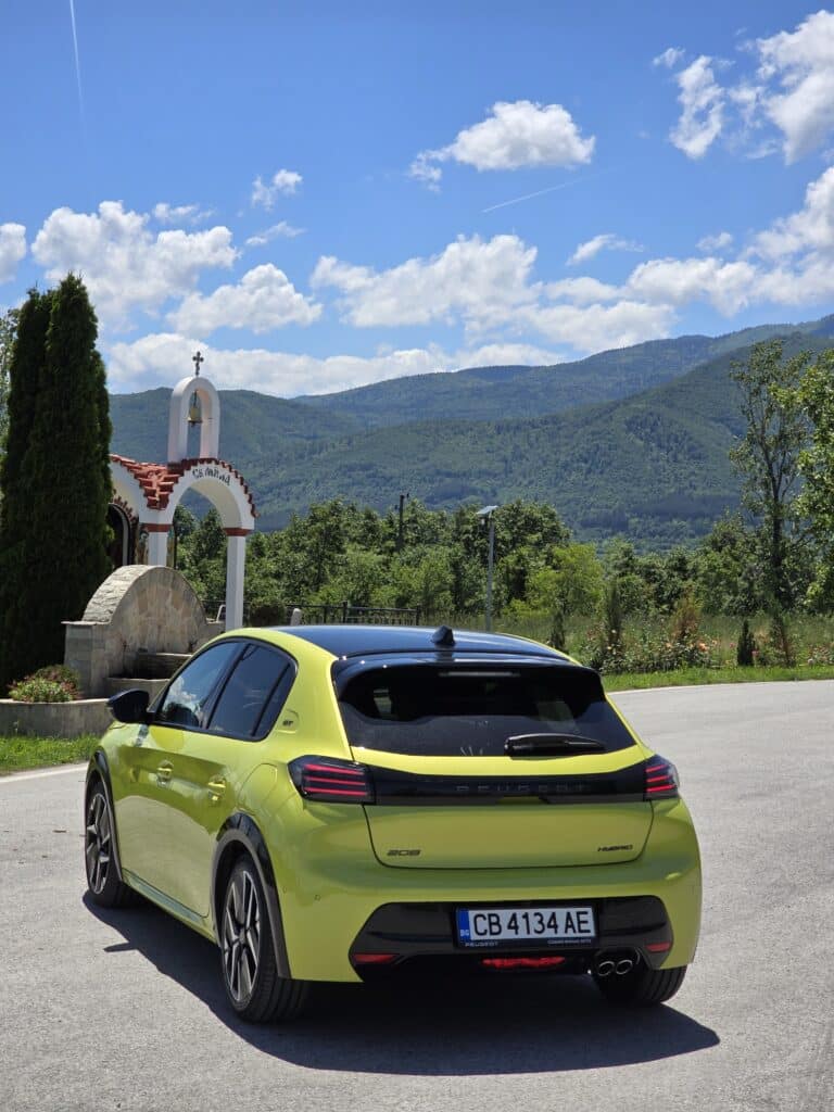 Peugeot 208 Hybrid (2024): Всичко, което трябва да знаете за този компактен инженерен шедьовър