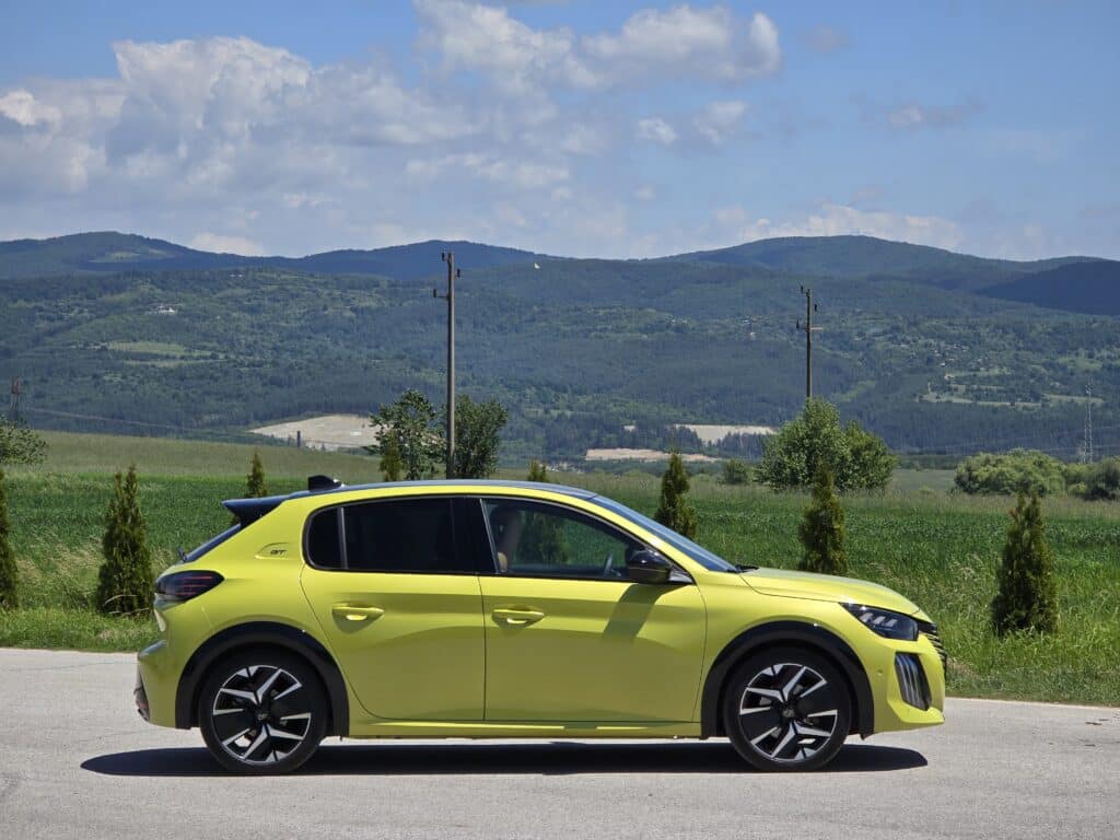 Peugeot 208 Hybrid (2024): Всичко, което трябва да знаете за този компактен инженерен шедьовър