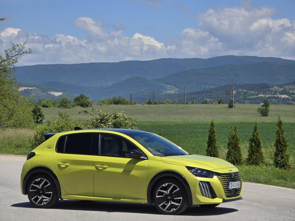Peugeot 208 Hybrid (2024): Всичко, което трябва да знаете за този компактен инженерен шедьовър