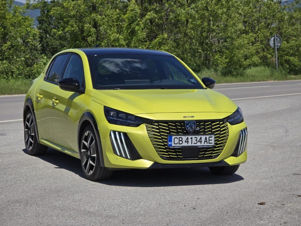 Peugeot 208 Hybrid (2024): Всичко, което трябва да знаете за този компактен инженерен шедьовър