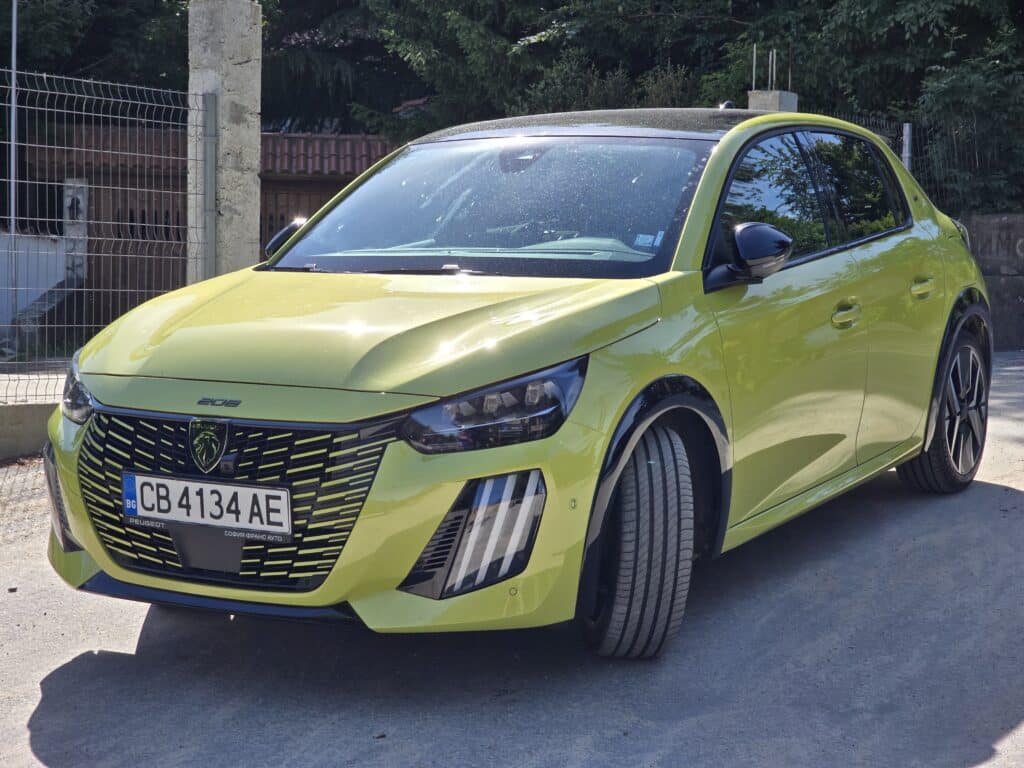 Peugeot 208 Hybrid (2024): Всичко, което трябва да знаете за този компактен инженерен шедьовър