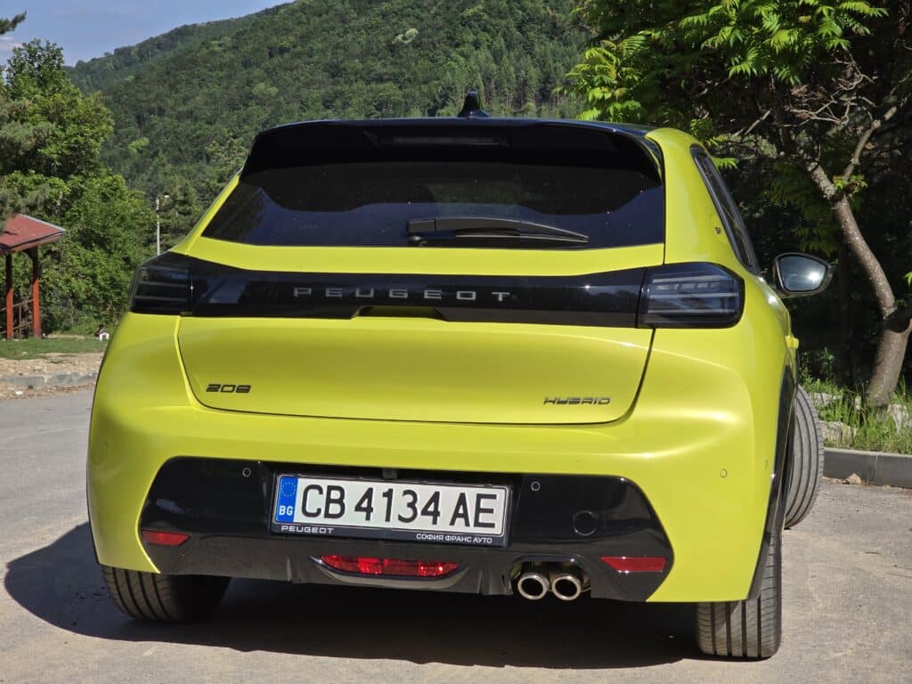 Peugeot 208 Hybrid (2024): Всичко, което трябва да знаете за този компактен инженерен шедьовър