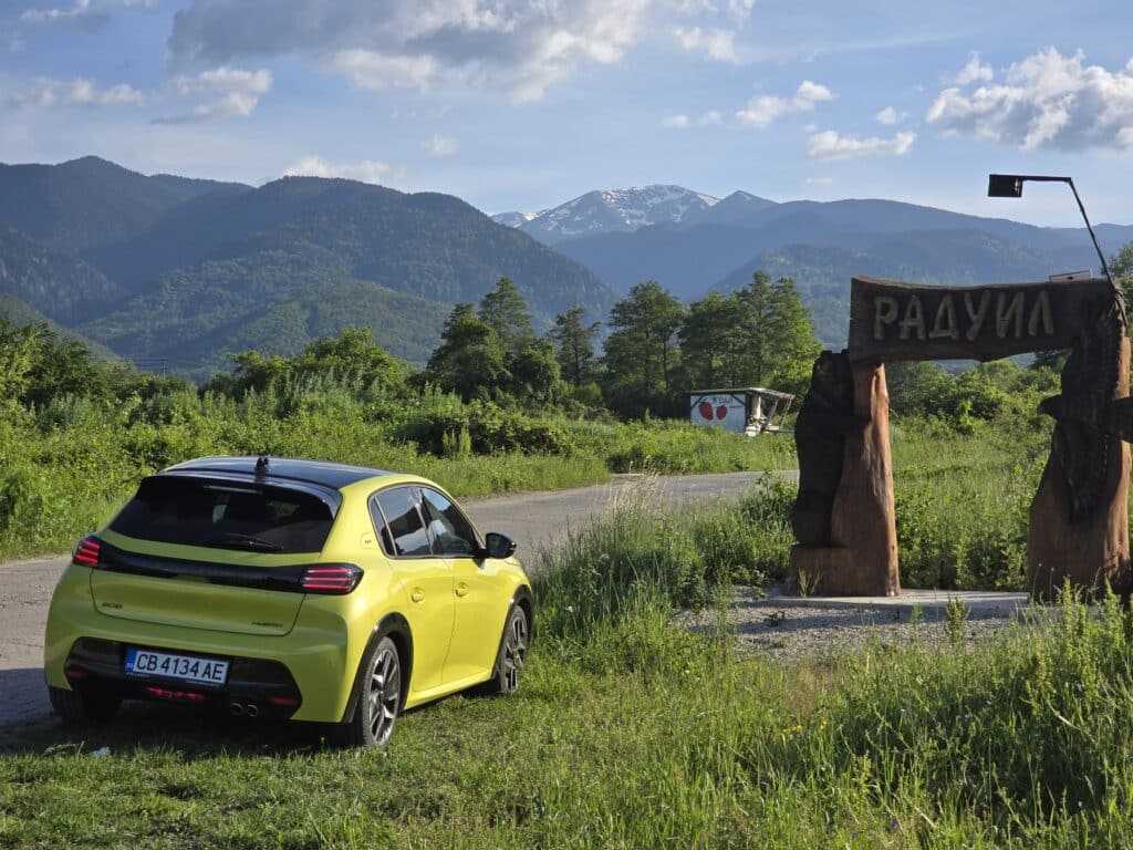 Peugeot 208 Hybrid (2024): Всичко, което трябва да знаете за този компактен инженерен шедьовър