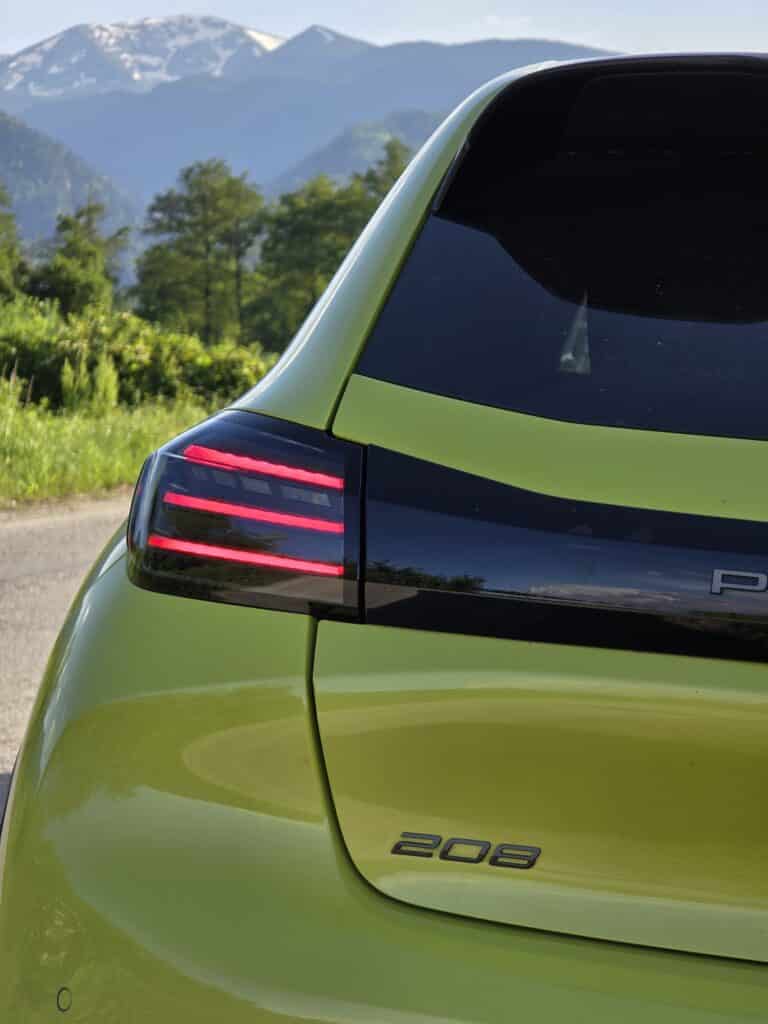 Peugeot 208 Hybrid (2024): Всичко, което трябва да знаете за този компактен инженерен шедьовър