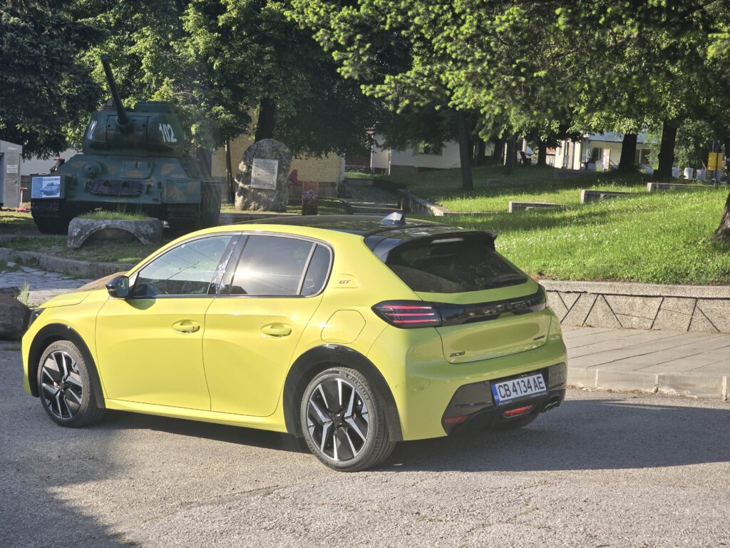 Peugeot 208 Hybrid (2024): Всичко, което трябва да знаете за този компактен инженерен шедьовър