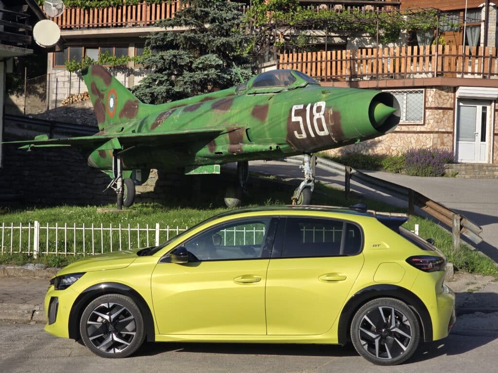 Peugeot 208 Hybrid (2024): Всичко, което трябва да знаете за този компактен инженерен шедьовър