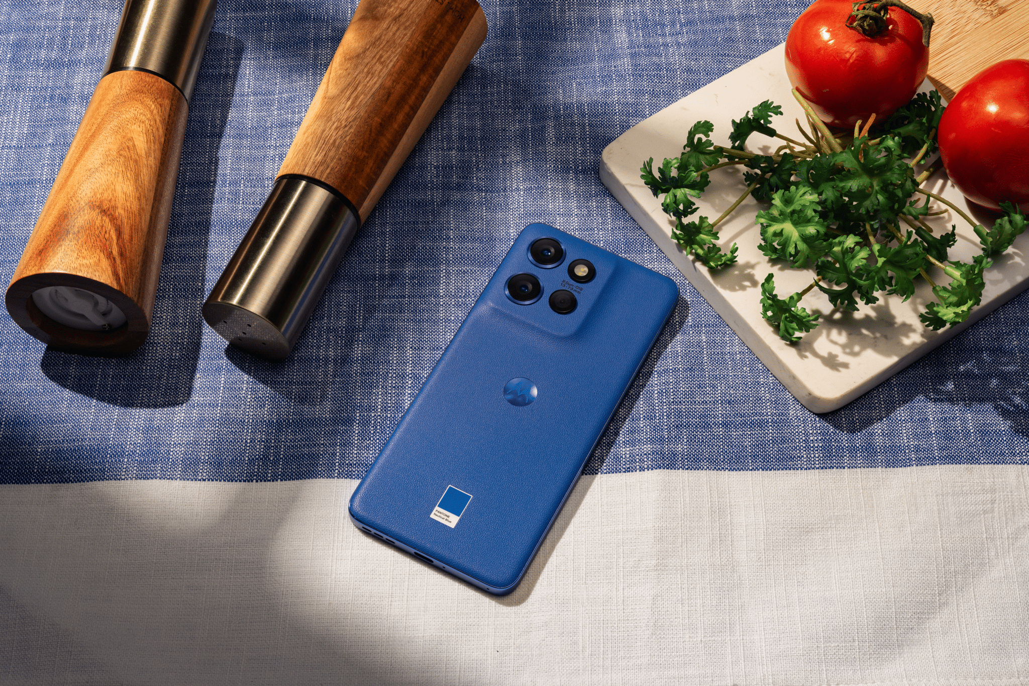 Представиха Motorola Edge 50 Neo: Компактност, мощ и елегантност в едно