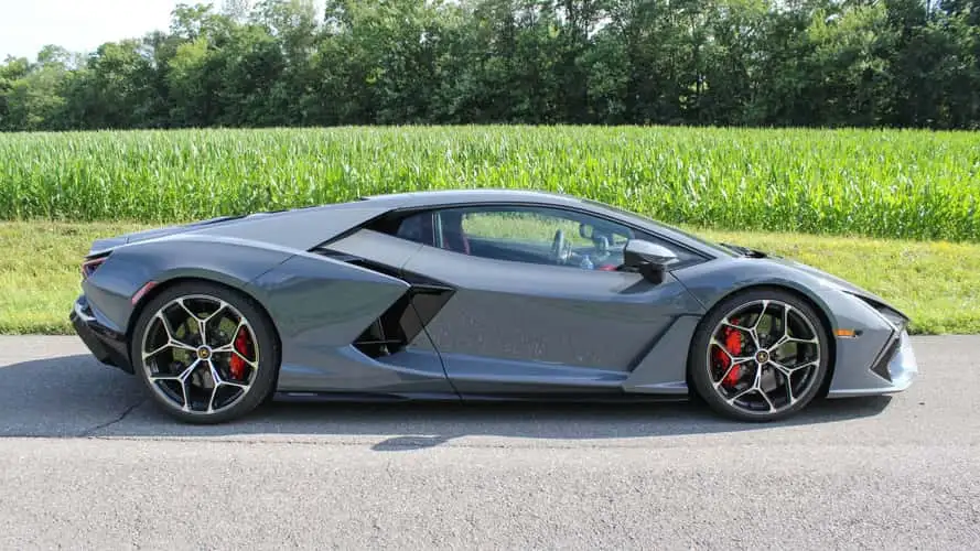 Revuelto е астрономически скок напред за Lamborghini