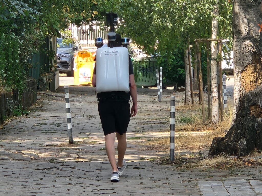 „Street View“ от Apple идва в България: Човек със специална картографираща раница на Apple заснет в София