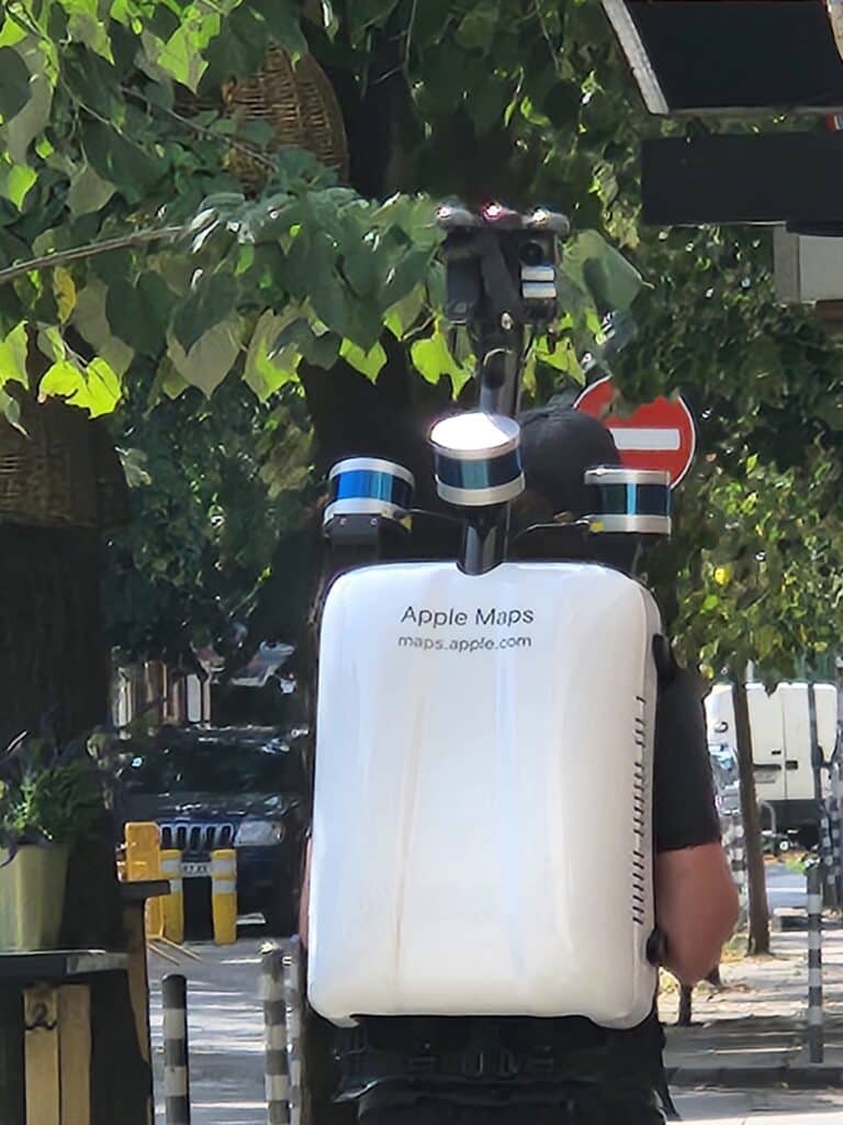 „Street View“ от Apple идва в България: Човек със специална картографираща раница на Apple заснет в София