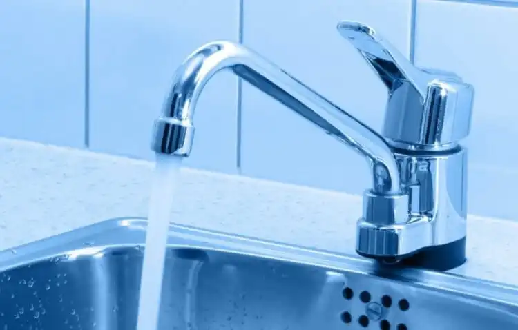 Каква е разликата между водата от магазините и чешмяната вода