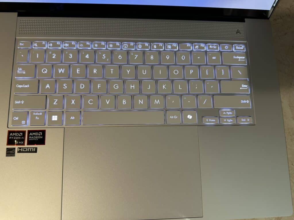 ASUS Zenbook S16 UM5606: Възхитителен ултратънък лаптоп с процесор Ryzen AI 9 HX 370