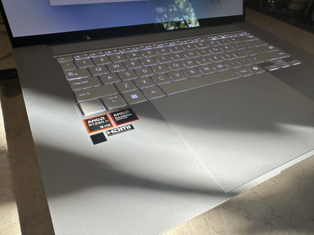 ASUS Zenbook S16 UM5606: Възхитителен ултратънък лаптоп с процесор Ryzen AI 9 HX 370
