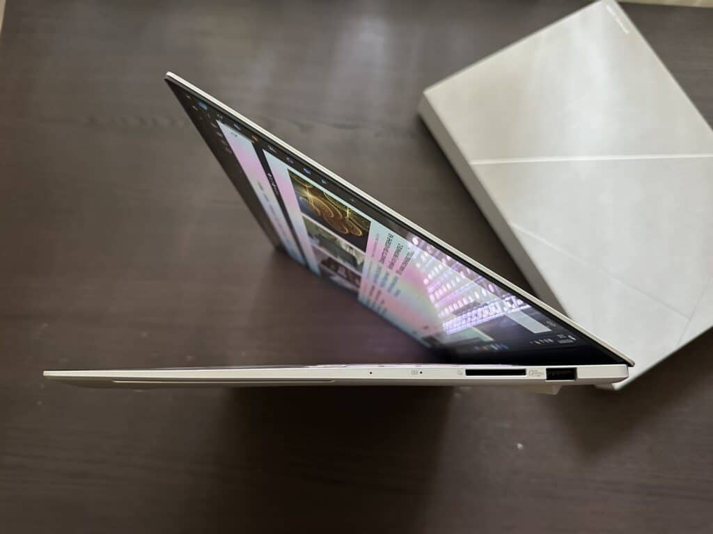 ASUS Zenbook S16 UM5606: Възхитителен ултратънък лаптоп с процесор Ryzen AI 9 HX 370