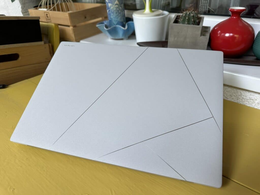 ASUS Zenbook S16 UM5606: Възхитителен ултратънък лаптоп с процесор Ryzen AI 9 HX 370
