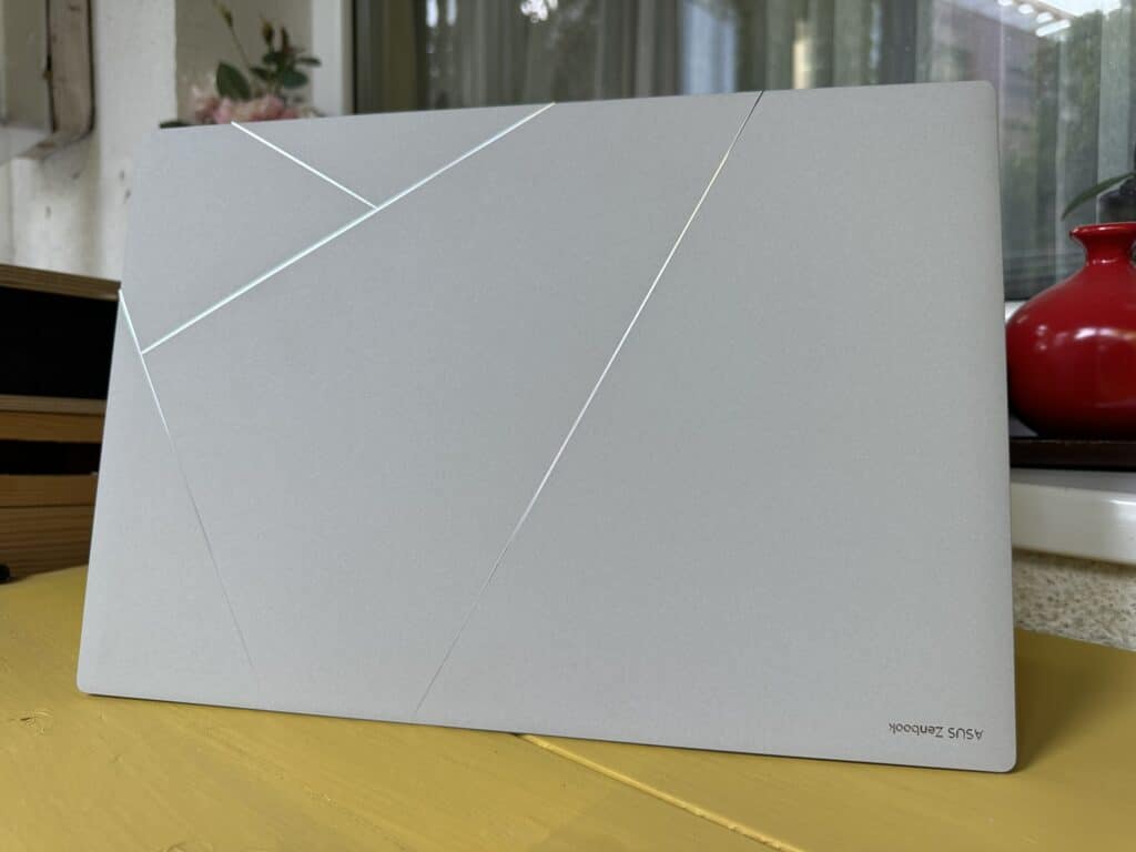 ASUS Zenbook S16 UM5606: Възхитителен ултратънък лаптоп с процесор Ryzen AI 9 HX 370