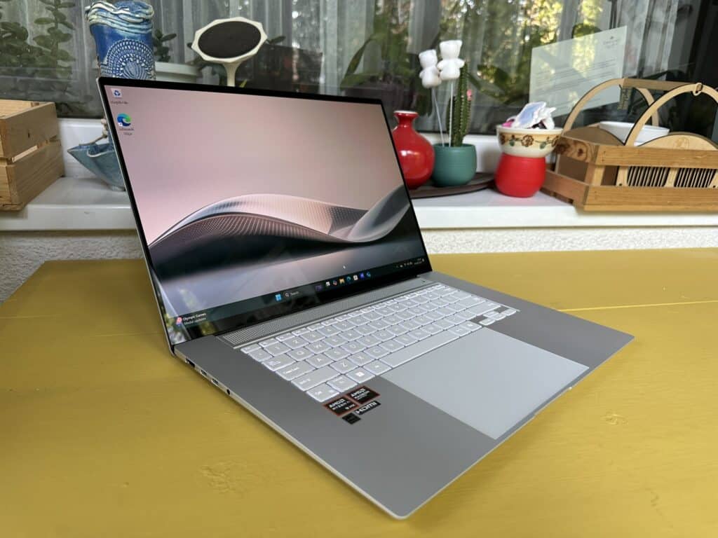 ASUS Zenbook S16 UM5606: Възхитителен ултратънък лаптоп с процесор Ryzen AI 9 HX 370