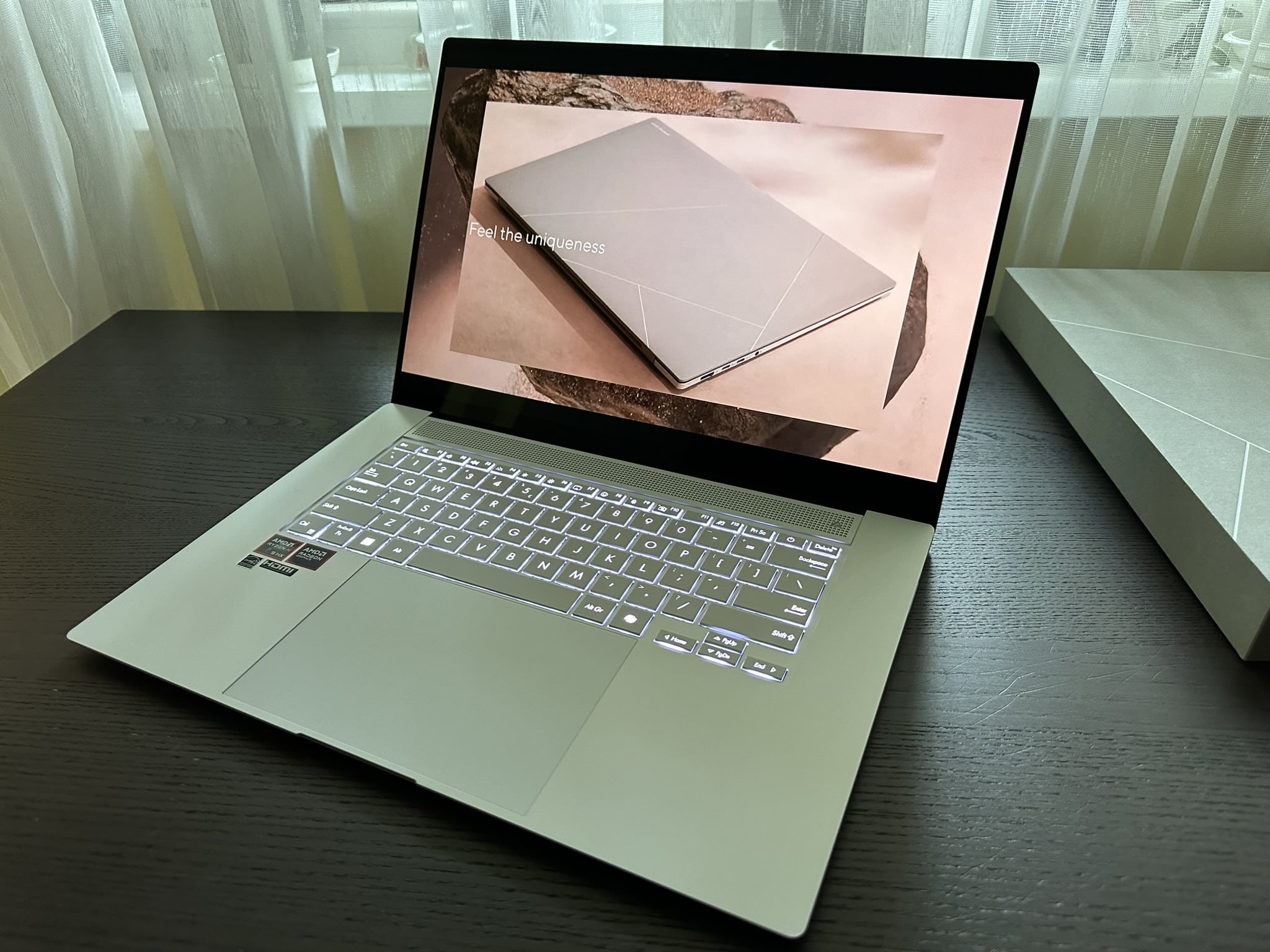 ASUS Zenbook S16 UM5606: Възхитителен ултратънък лаптоп с процесор Ryzen AI 9 HX 370
