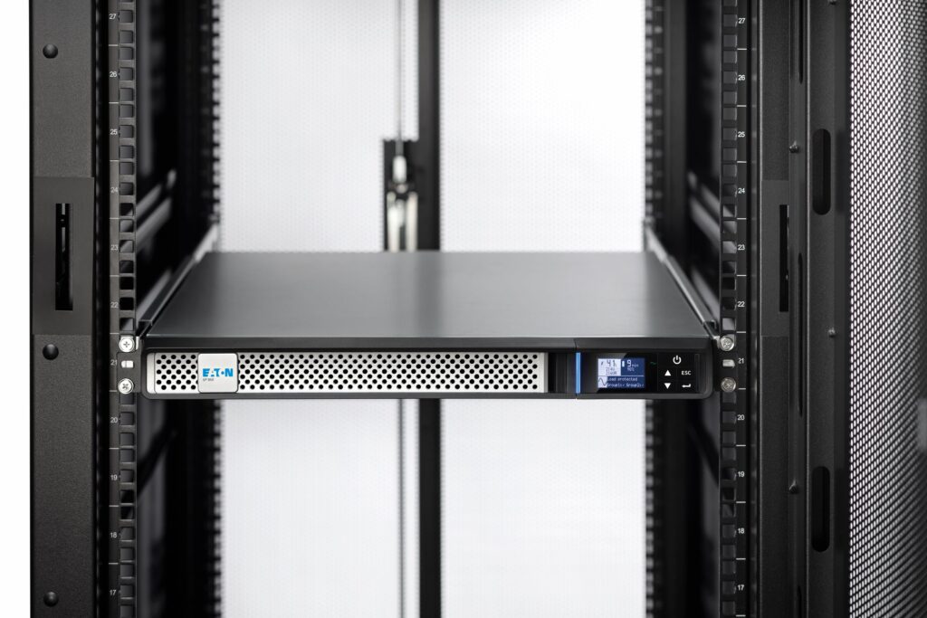 Eaton 5P Gen 2 UPS позволява дистанционно наблюдение и управление на ИТ инфраструктури, дори на труднодостъпни места