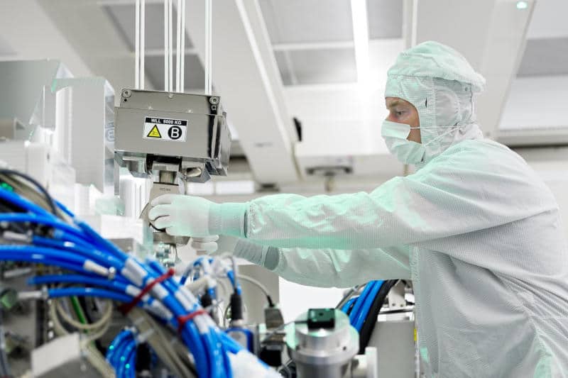 Холандските власти ще забранят на ASML да обслужва машините за производство на чипове в Китай