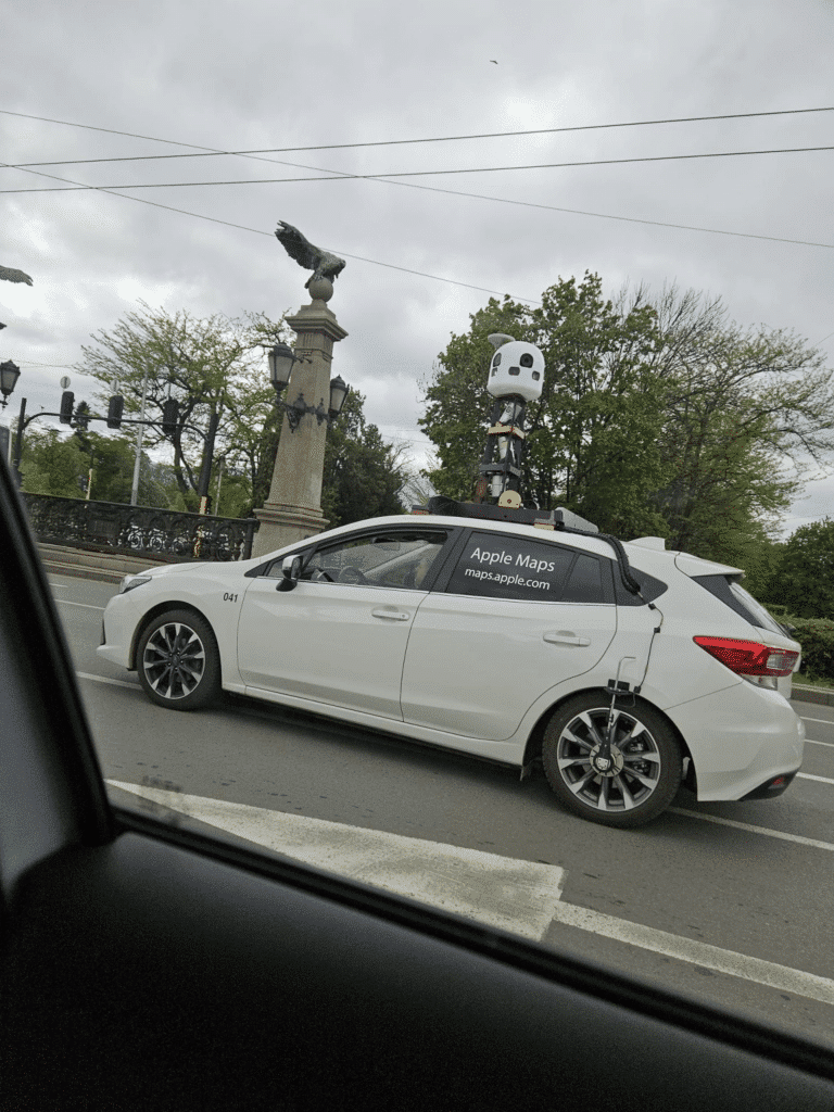 „Street View“ от Apple идва в България: Човек със специална картографираща раница на Apple заснет в София
