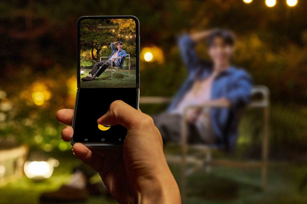 Как Galaxy Z Flip6 подобрява ежедневието с помощта на Galaxy AI и гъвкавия си дизайн