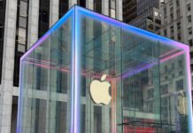 Apple Store на Пето авеню заблестя в цветовете на Apple Intelligence, за да отпразнува пускането на iPhone 16